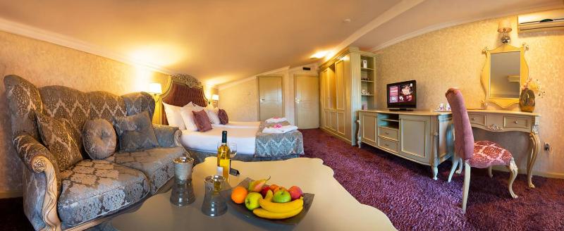 Deluxe Two-Bedroom Apartment - Victoria image 1