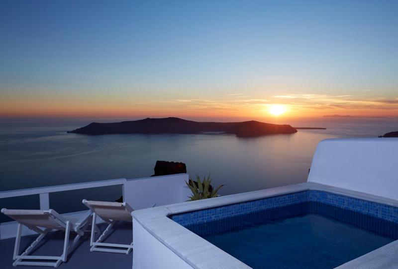 Honeymoon Suite with Private Hot Tub and Caldera View image 4
