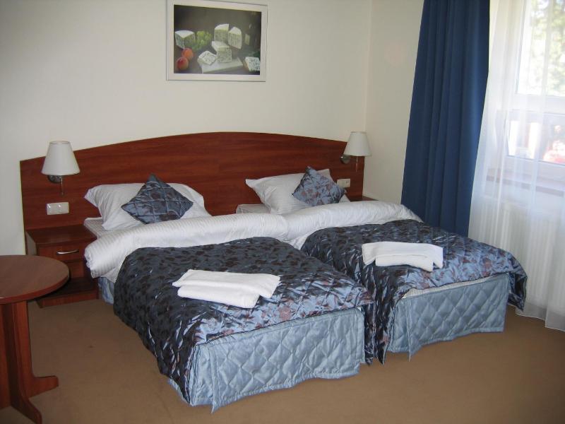 Standard Triple Room image 2