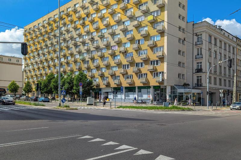 Three Bedroom Apartment in Gdynia Center with Desk by Noclegi Renters - image 9