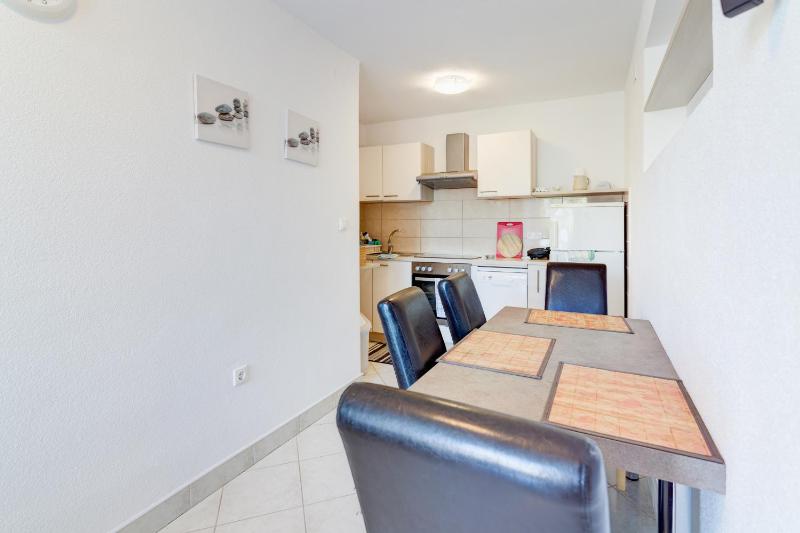 JELKA NV 2 - Apartment for 4 persons with terrace and private parking - image 15