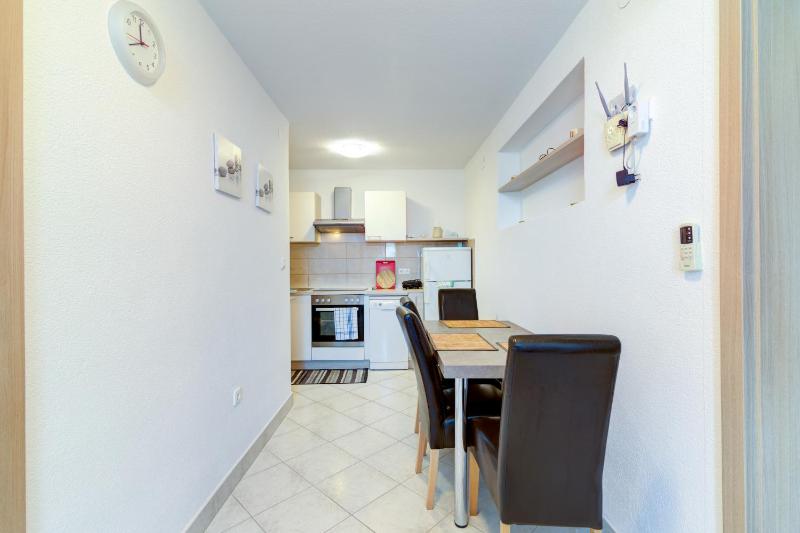 JELKA NV 2 - Apartment for 4 persons with terrace and private parking - image 7