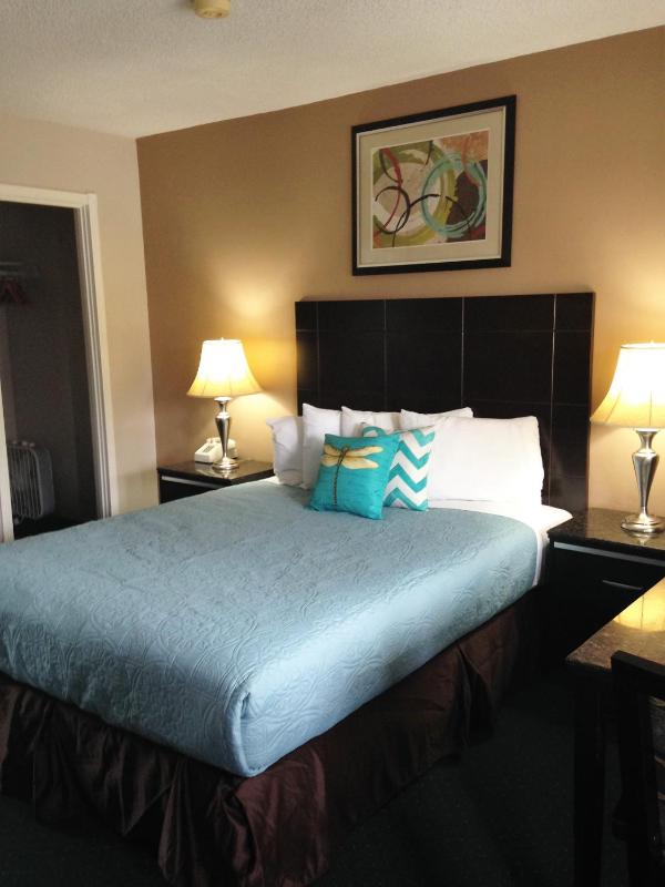 Queen Room image 2
