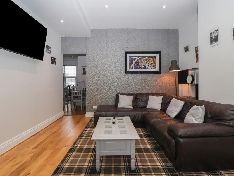 Flat 2 23 Hyde Park Road - image 10