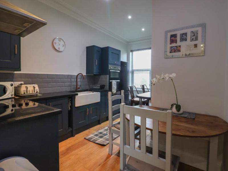 Flat 2 23 Hyde Park Road - image 9