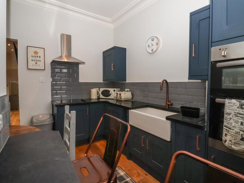Flat 2 23 Hyde Park Road - image 6