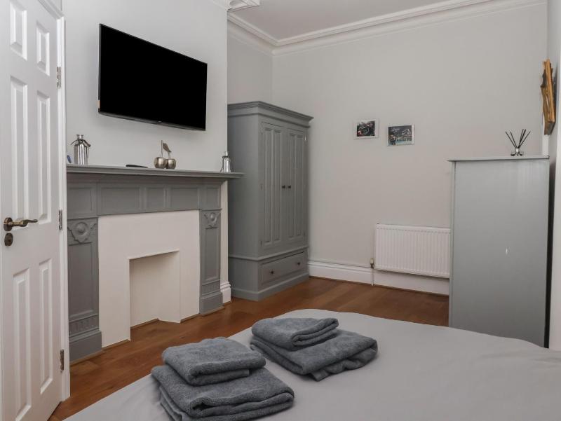Flat 2 23 Hyde Park Road - image 11
