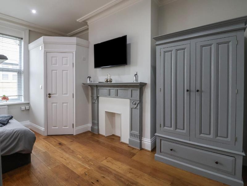 Flat 2 23 Hyde Park Road - image 13