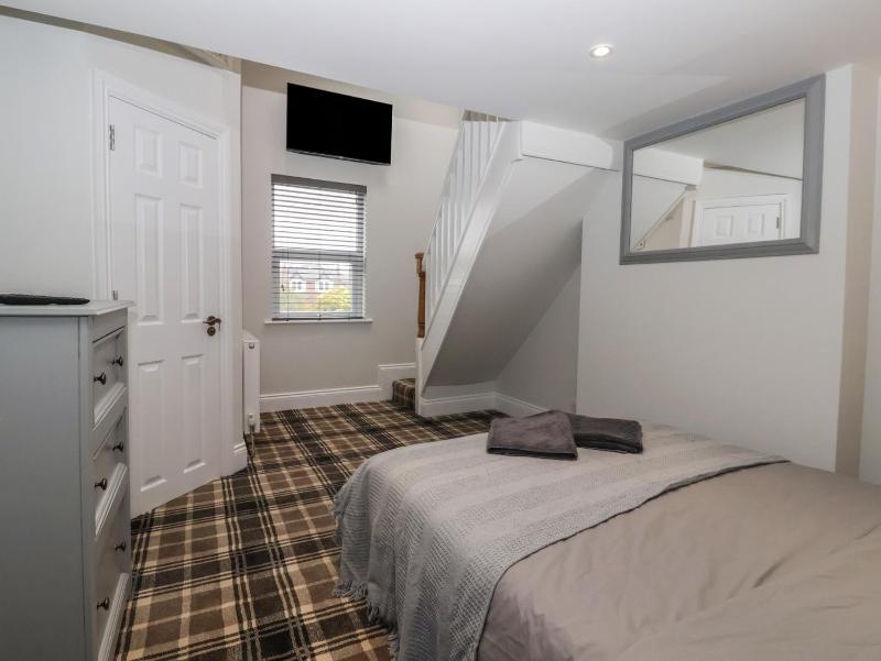Flat 2 23 Hyde Park Road - image 7