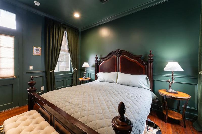 5 New Orleans Themed Units in FQ with Pool - image 2