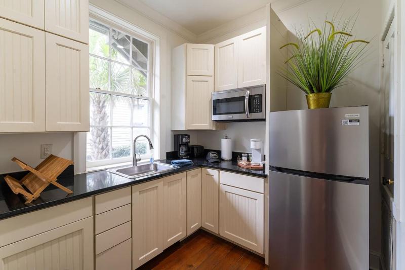 5 New Orleans Themed Units in FQ with Pool - image 9