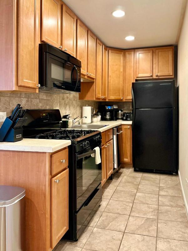 1 GB Wi-Fi 1 Reserved Parking Space Sleeps 4 - image 8