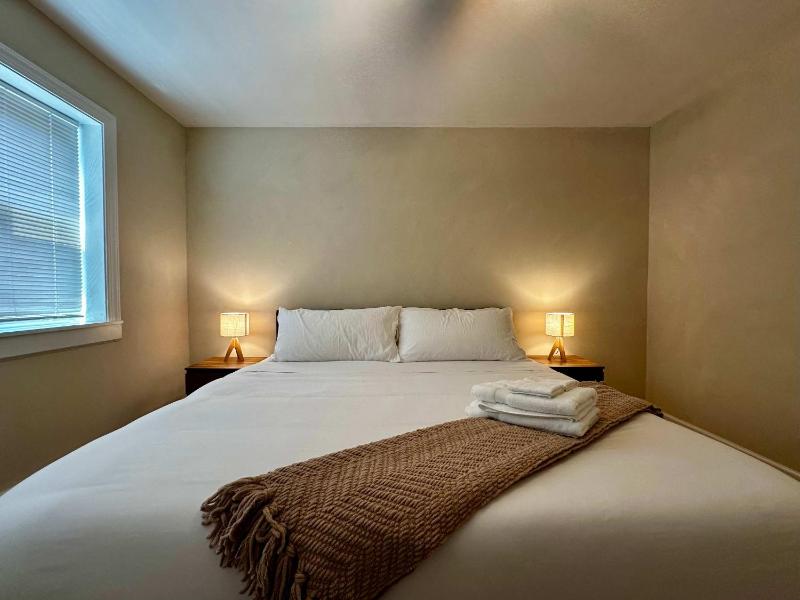 1 GB Wi-Fi 1 Reserved Parking Space Sleeps 4 - image 6