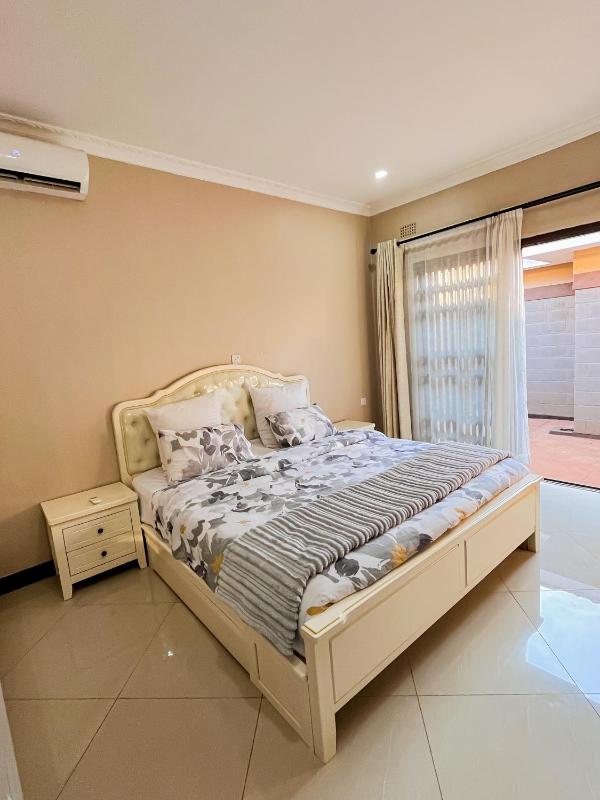 Palms & Pebbles Home - image 11