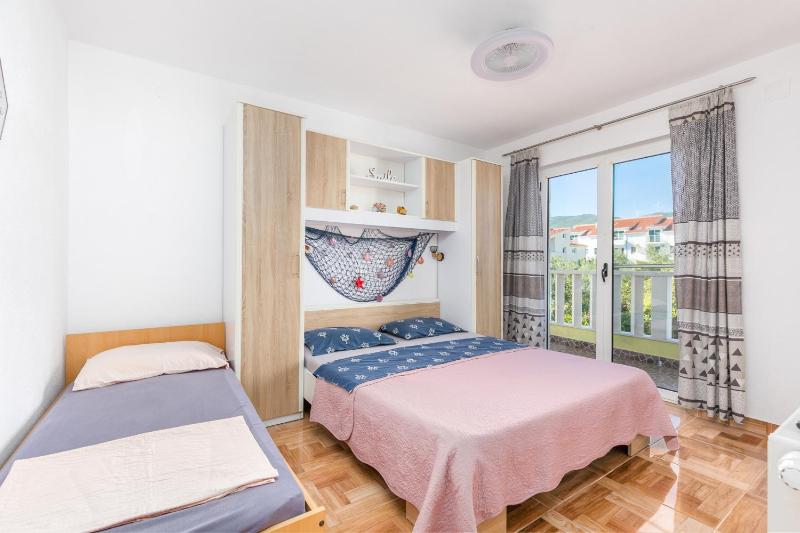 Apartments with parking space Kastel Stafilic Kastela - 24155 - image 9