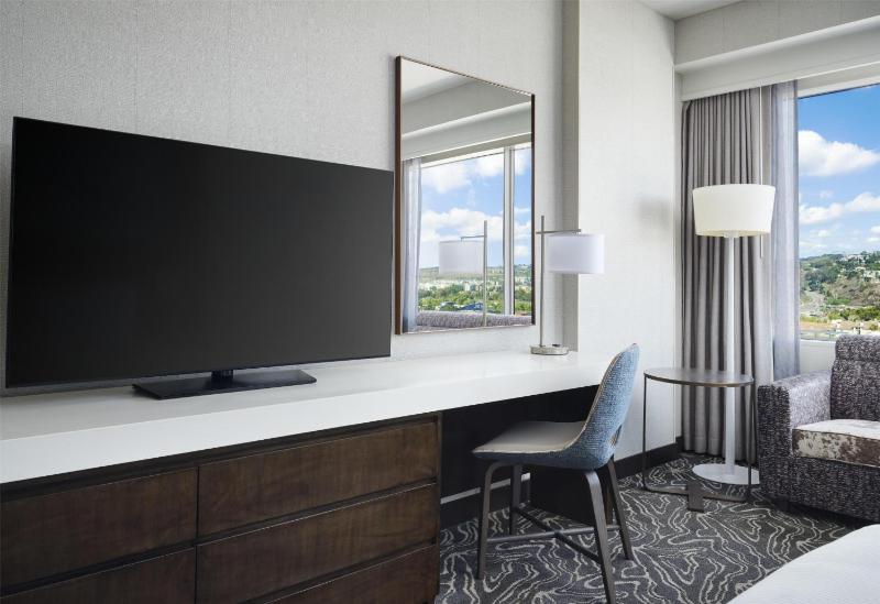 Hilton San Diego Mission Valley - image 2