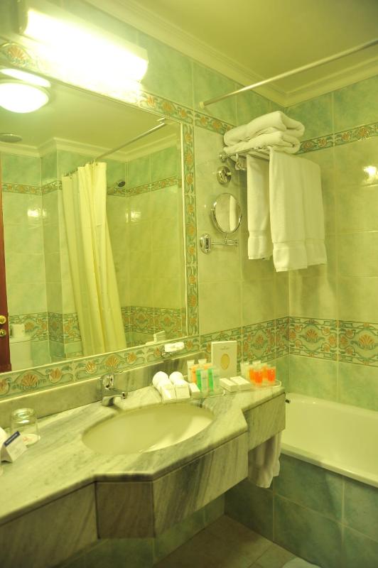 Deluxe Twin Room image 3