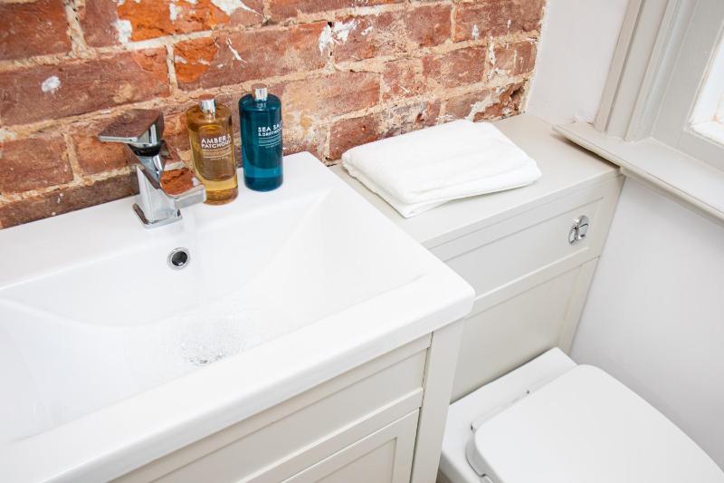 Settle in Southampton - Stylish Self Check-In Rooms & Suites - image 42