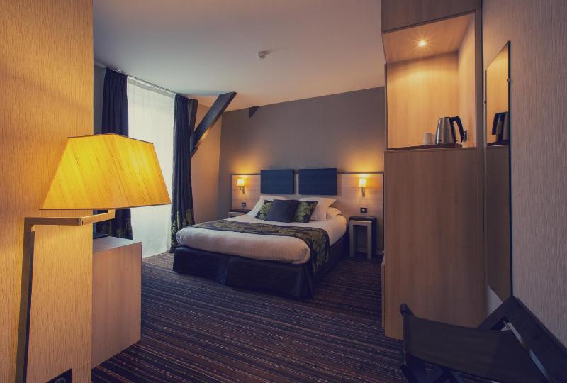 King Suite with Bathtub and Sofa Bed image 2