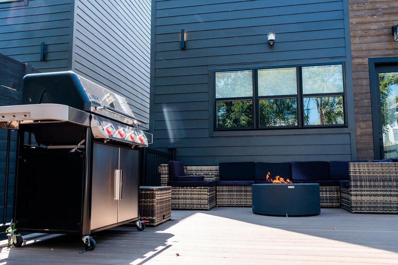 Luxury Spa Retreat Sauna Hot Tub and Fire Pit - image 11
