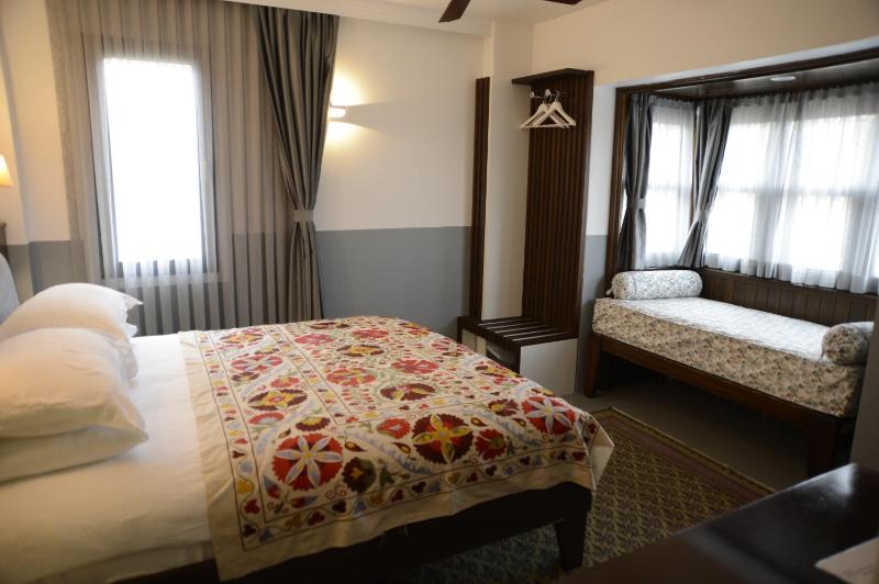 Suite with Bay Window image 4