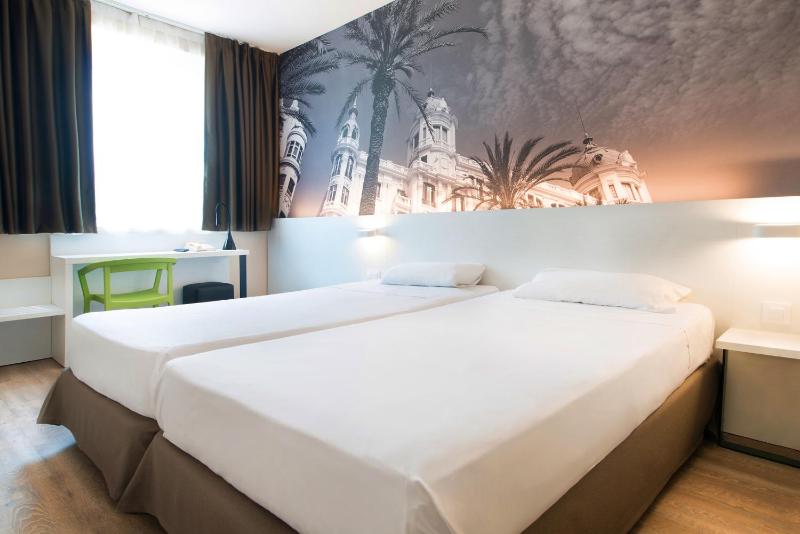 Twin Room image 3