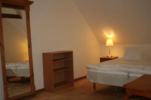 Economy Twin Room with Shared Bathroom image 3