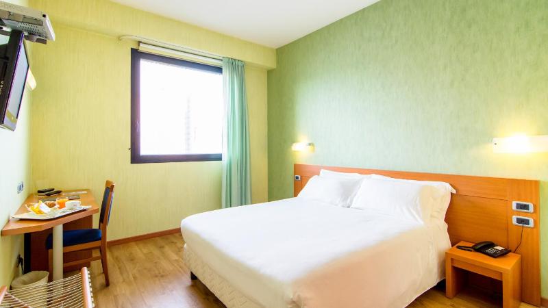Standard Double Room image 2