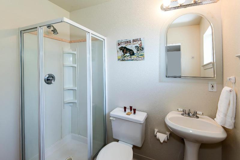Paiute Indian Room with One King Bed, Shower image 4