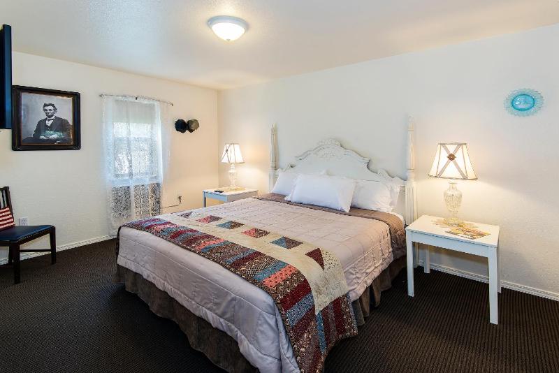 Civil War Room with One King Bed, Handicap tub & Shower image 3