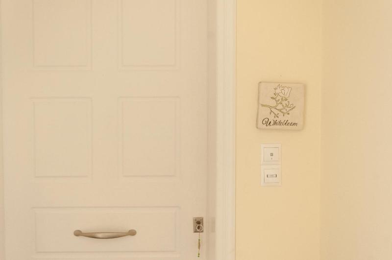 Deluxe Apartment Whitebloom image 4