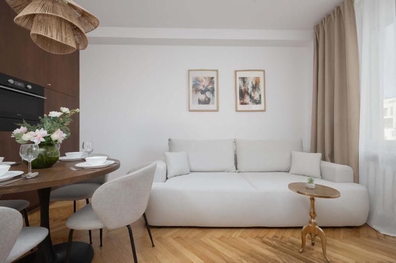 Wilcza Tenement Apartment Near National Museum by Noclegi Renters - image 4