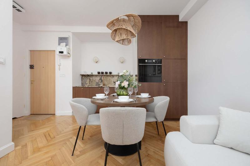 Wilcza Tenement Apartment Near National Museum by Noclegi Renters - image 14
