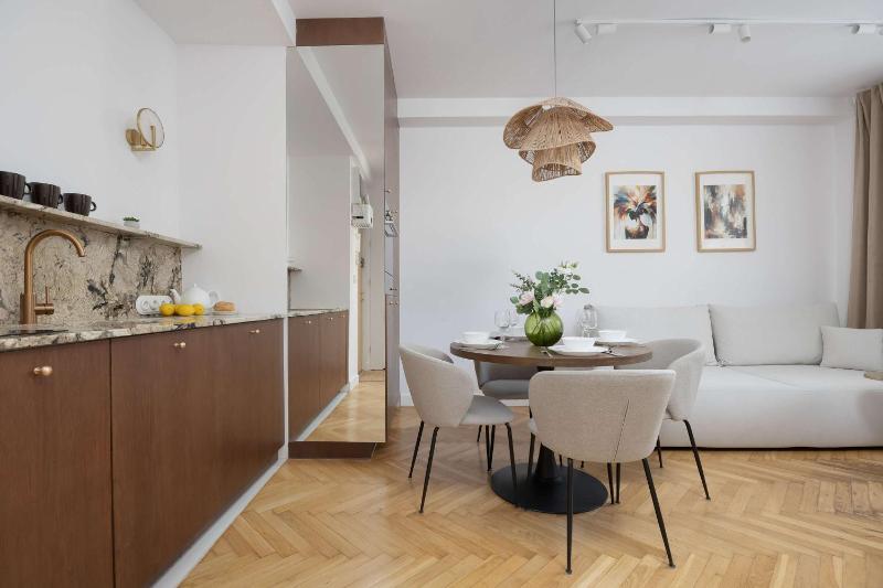Wilcza Tenement Apartment Near National Museum by Noclegi Renters - image 8