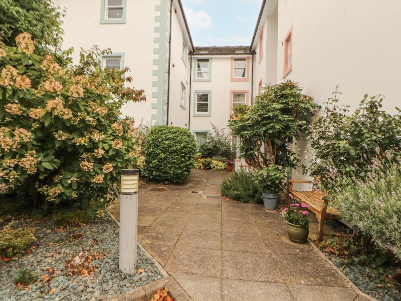 Flat 17 Greta Grove - image 19