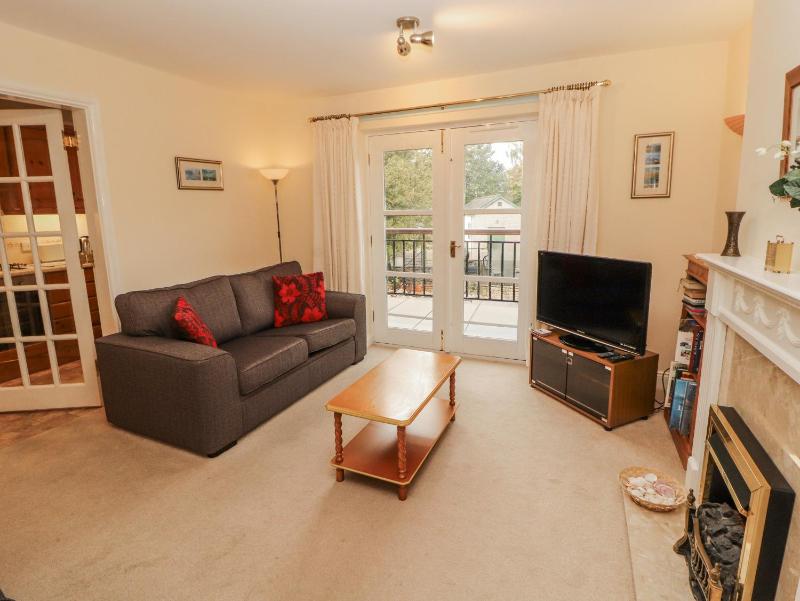 Flat 17 Greta Grove - image 8