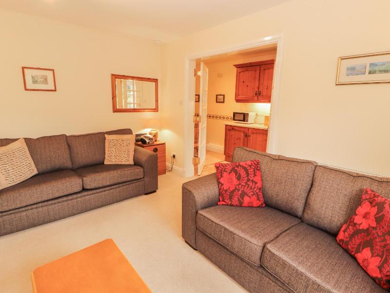 Flat 17 Greta Grove - image 11