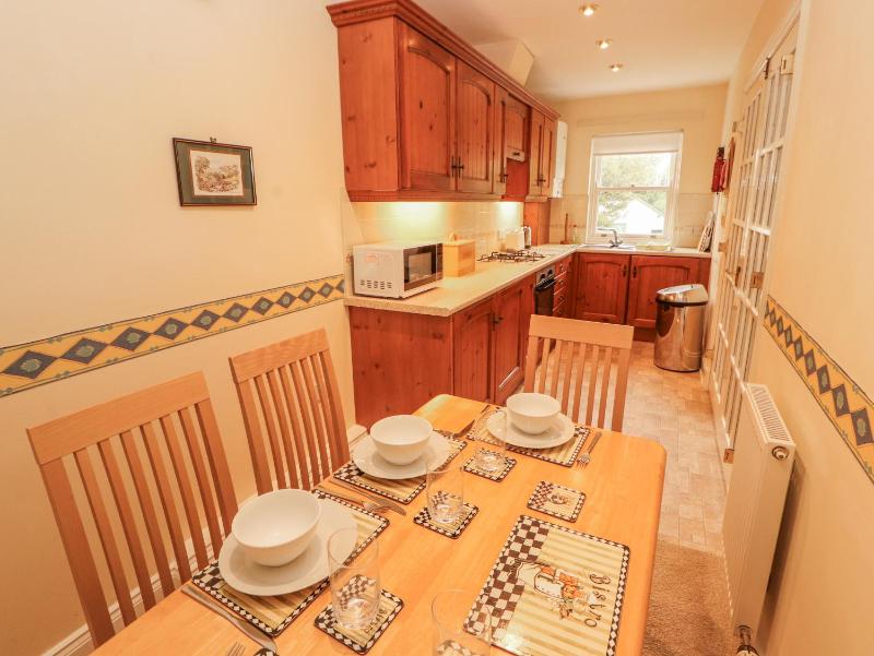 Flat 17 Greta Grove - image 3