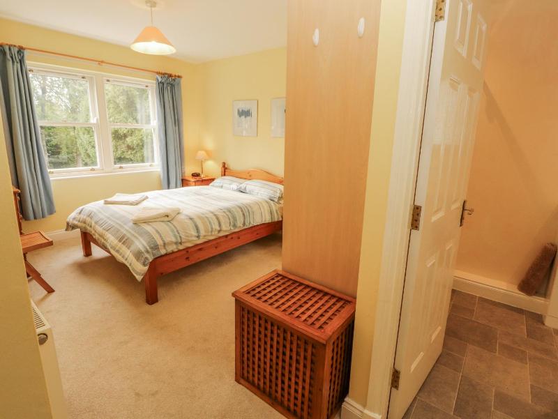 Flat 17 Greta Grove - image 16