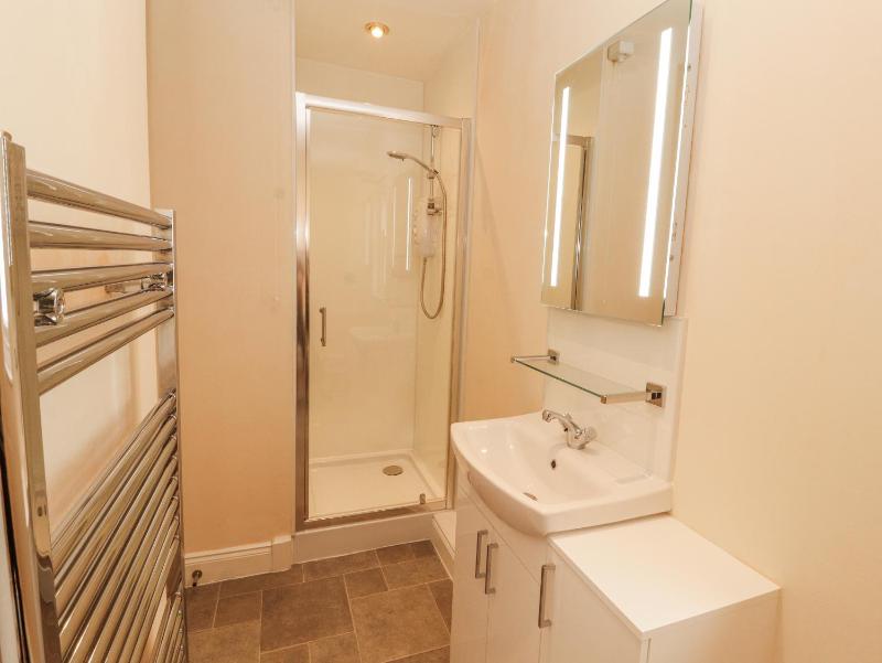 Flat 17 Greta Grove - image 21
