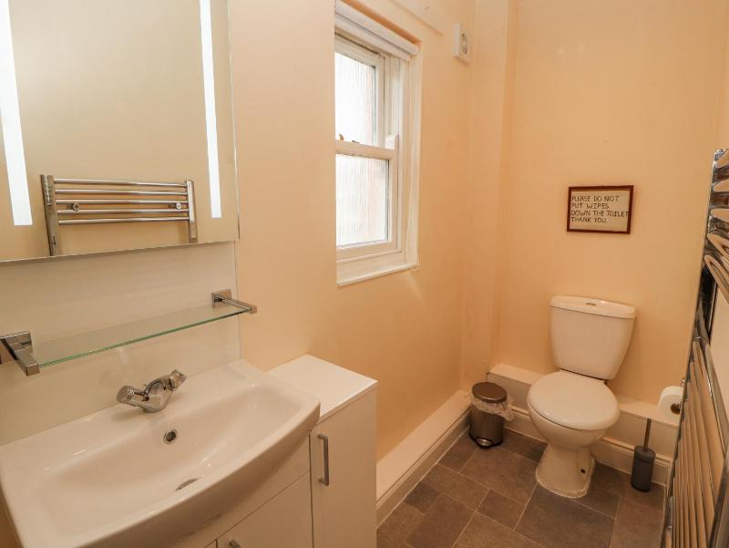 Flat 17 Greta Grove - image 9