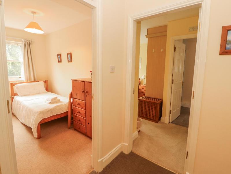 Flat 17 Greta Grove - image 17