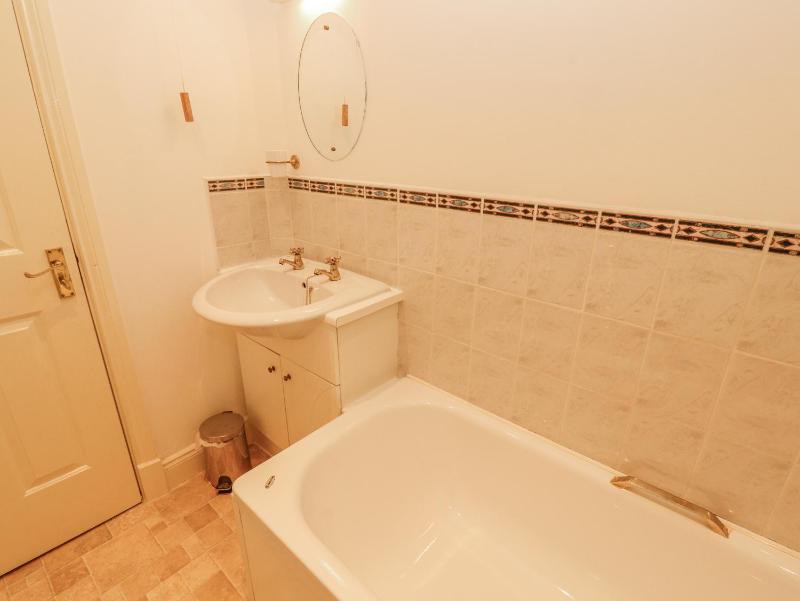 Flat 17 Greta Grove - image 27