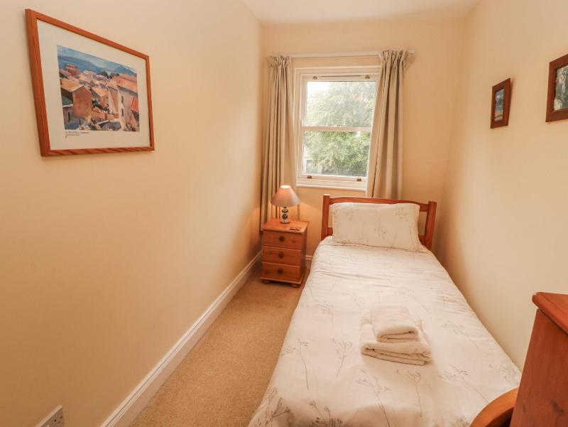 Flat 17 Greta Grove - image 15