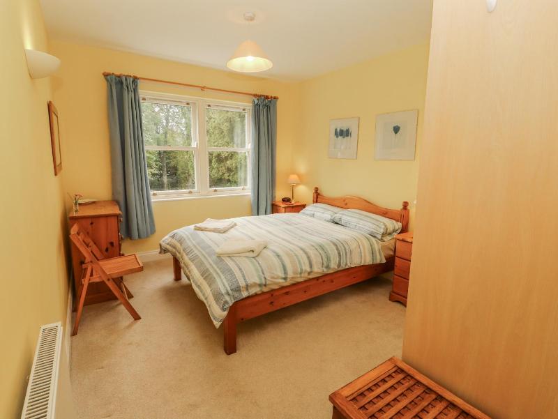Flat 17 Greta Grove - image 4
