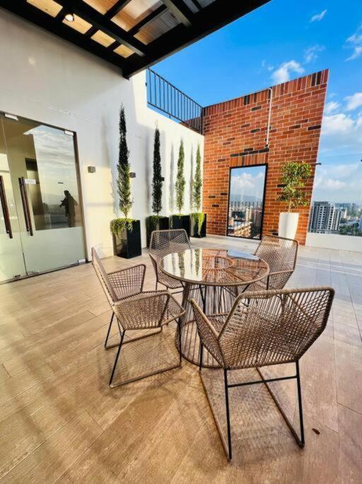 Florencia 2BR Zona 10 Luxury Suite - Pool Gym & View - image 7