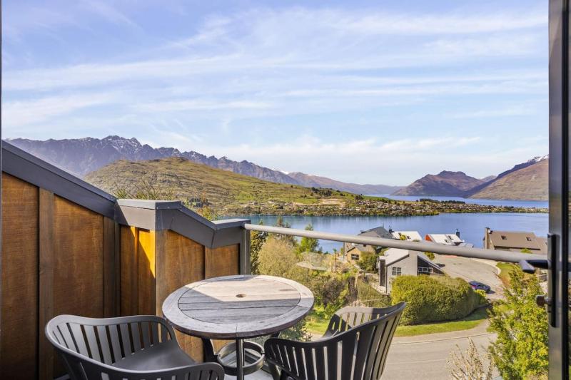 Lakeview Alpine Villa - Great Views Close to Town - image 23