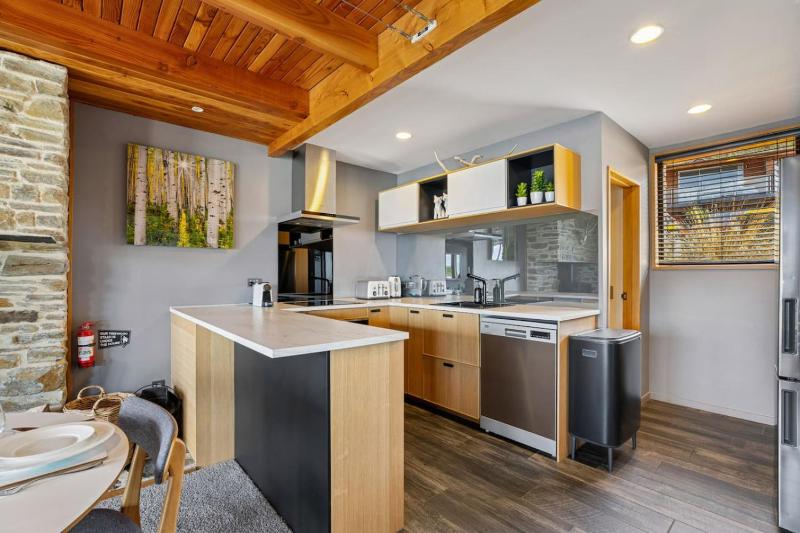 Lakeview Alpine Villa - Great Views Close to Town - image 10