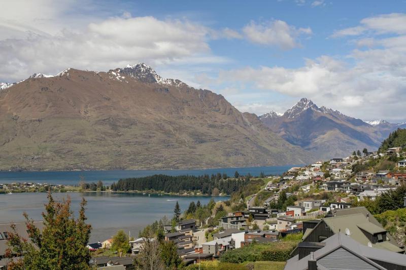 Lakeview Alpine Villa - Great Views Close to Town - image 12