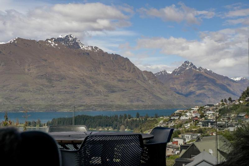 Lakeview Alpine Villa - Great Views Close to Town - image 29